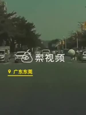 东莞“无人驾驶出租车”被撞 交警判对方全责