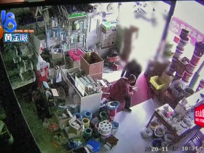 视频|小伙磕头讨钱并出示二维码 店老板被吓呆了