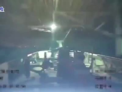 中国铁路发布罕见画面：动车组装“刀片”运行，一路电光四射