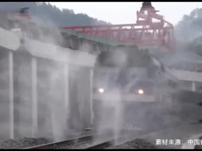视频|跨境列车通过国门防疫第一道关卡 消毒现场震撼