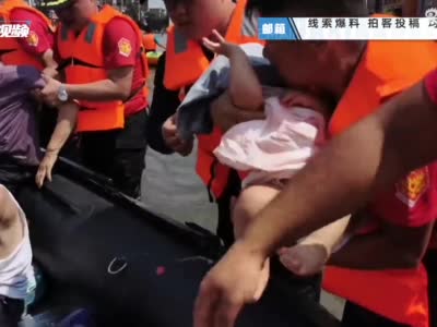 河南新乡：救援队员用嘴咬衣服为婴儿遮荫