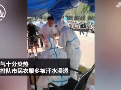许昌市民自发买来大包冰棍送给医护人员 护士长直接插在耳边为大家降温