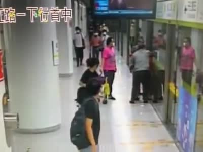 危险 | 天津地铁这一幕太吓人！关键时刻，有人出手了……
