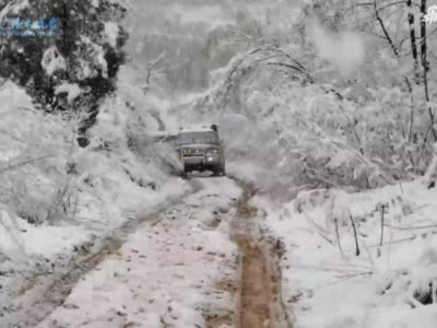河南洛阳：突降大雪 夜钓群众人车被困，救援车辆拖拽施救