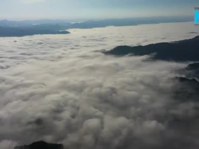 湖北咸丰：云雾流淌如水墨画卷